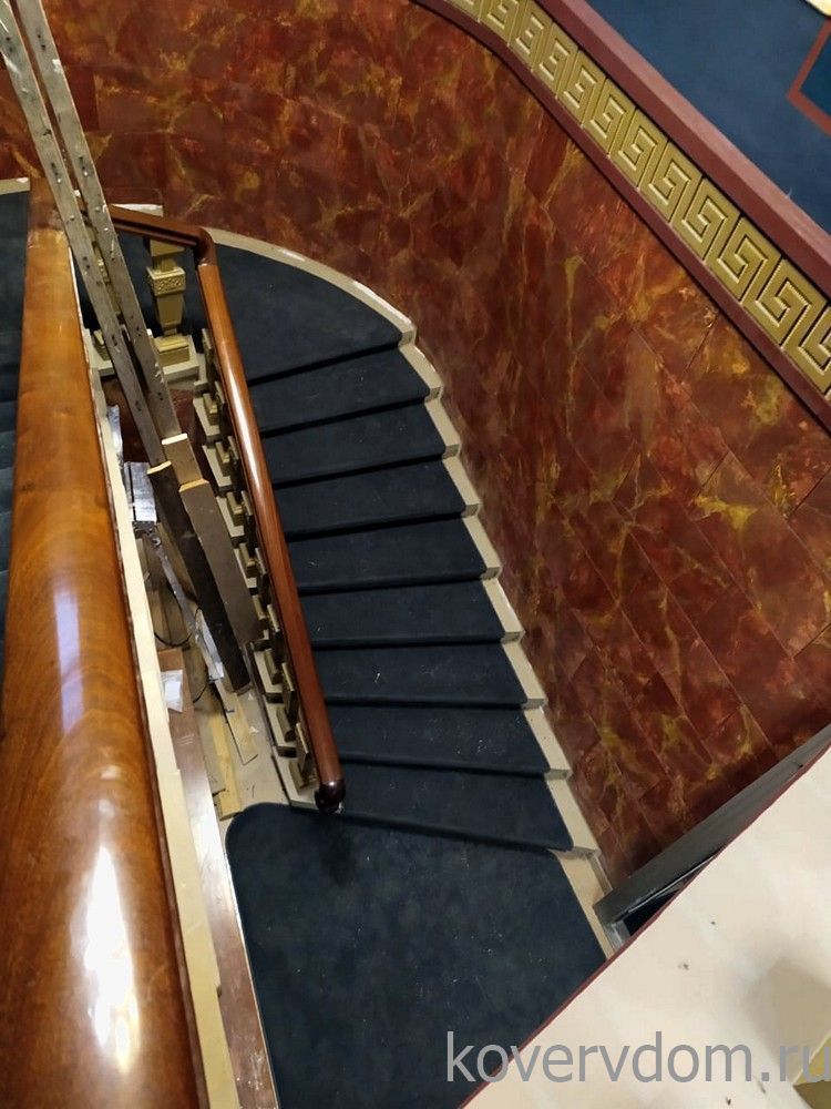 Ковровое покрытие RGNS-21 серое с укладкой на лестницу Ковровое покрытие RGNS-21 серое с укладкой на лестницу