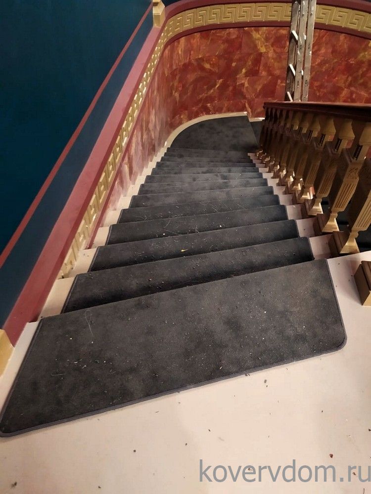 Ковровое покрытие RGNS-21 серое с укладкой на лестницу Ковровое покрытие RGNS-21 серое с укладкой на лестницу